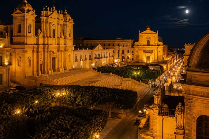 Night Tour from Syracuse to Noto with Onboard Audio Guide