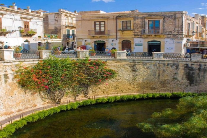 Ortigia: Tuk-Tuk Tour – Hidden Gems and Sea Views
