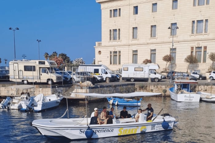 Siracusa: Ortigia og sjøgrotter 1 t svømmetur, prosecco og frukt