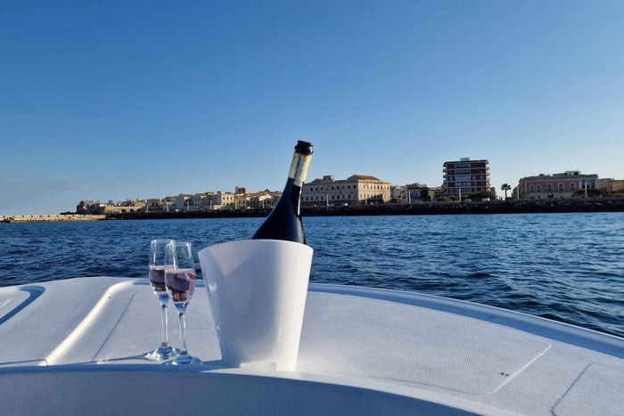 Siracusa: Ortigia & Sea Caves Boat Tour with Sunset Apertif