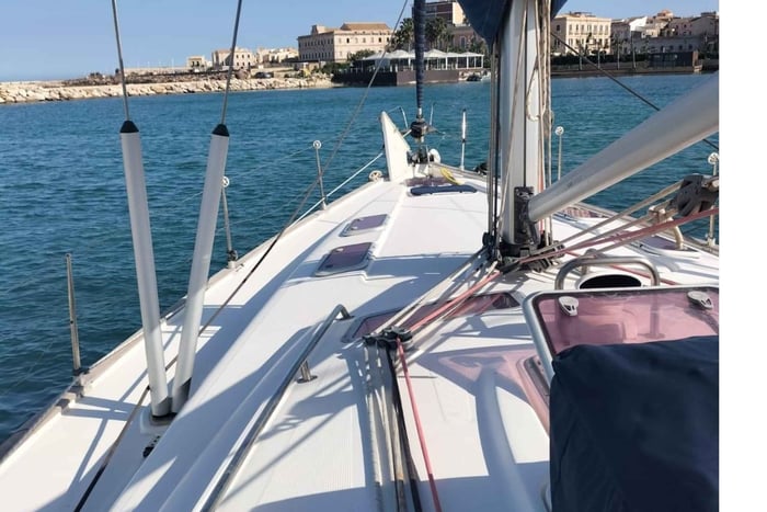 Syracuse: Guided sailing tour of Ortygia Island with a swim stop