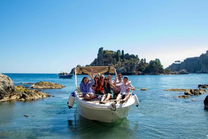 Recorrido en barco por Taormina entre grutas, Isola Bella y aguas turquesas