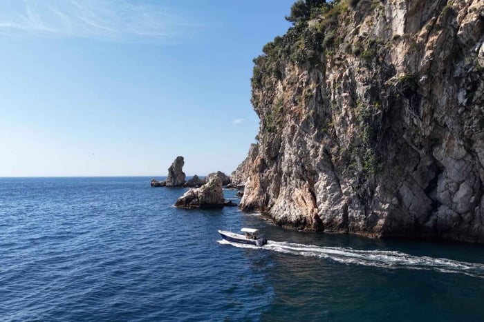 Taormina: Tour in Barca con Sosta Bagno e Aperitivo