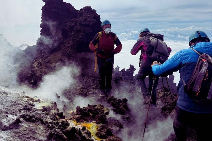 Wandelen naar de top van de Etna (3350 m) met videodrone
