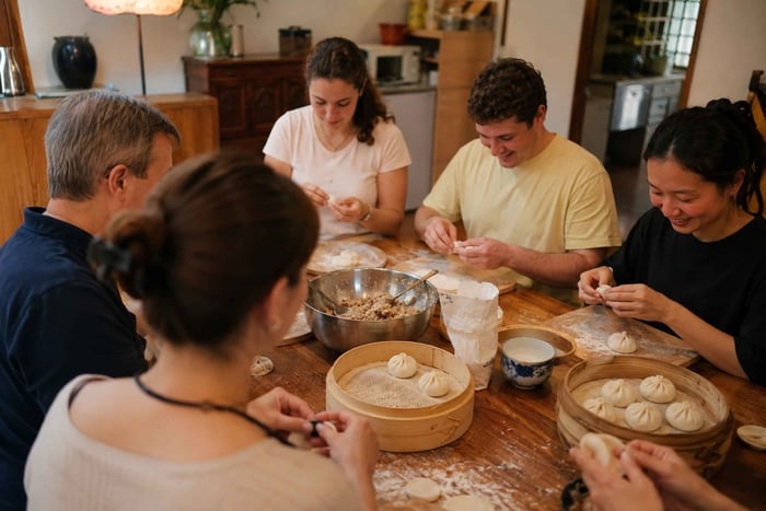 Singapour : préparation de boisson de riz fermenté et de bao au sein d'un foyer local