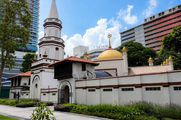 Halal Heritage and Food Tour with Local Guide