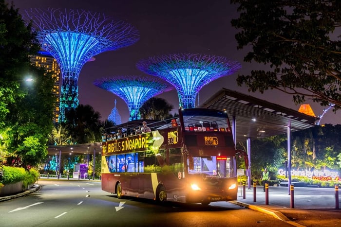 Singapour : visite nocturne en bus à toit ouvert avec guide vivant