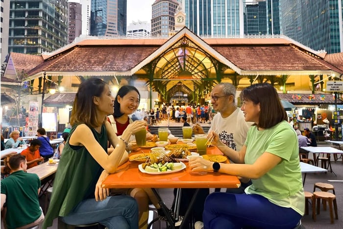 Singapore: Night Walking with 6 Food Tastings & Light shows