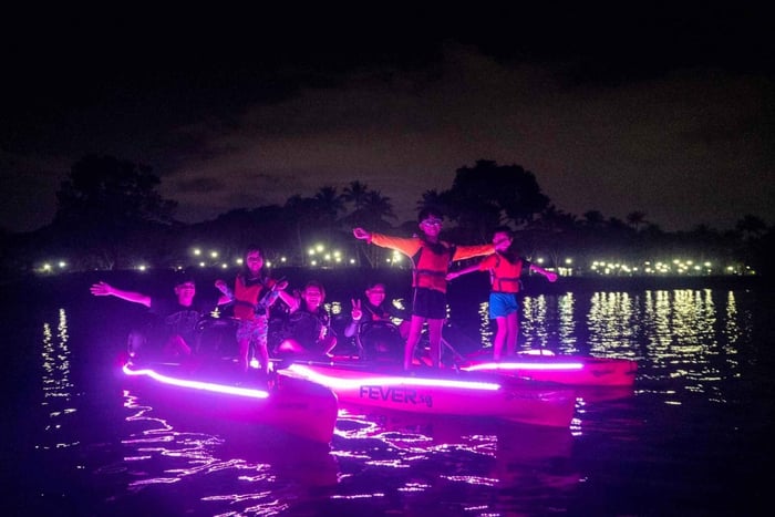 Singapore: Pasir Ris Park LED Night Kayak Tour with Mussels