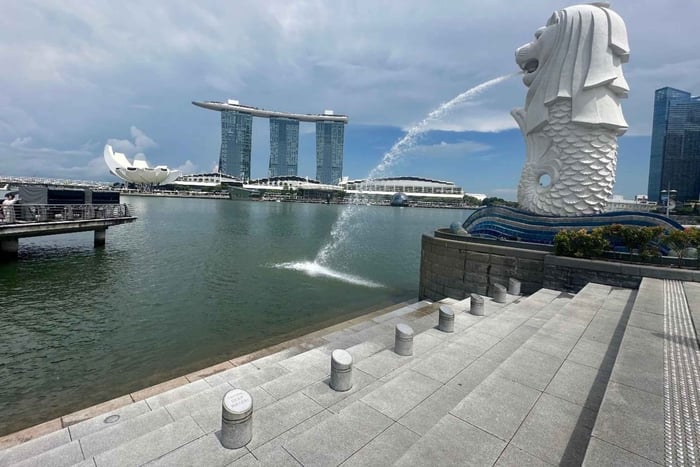 Sparkling Singapore City tour-RiverCruise, LightShows, Satay