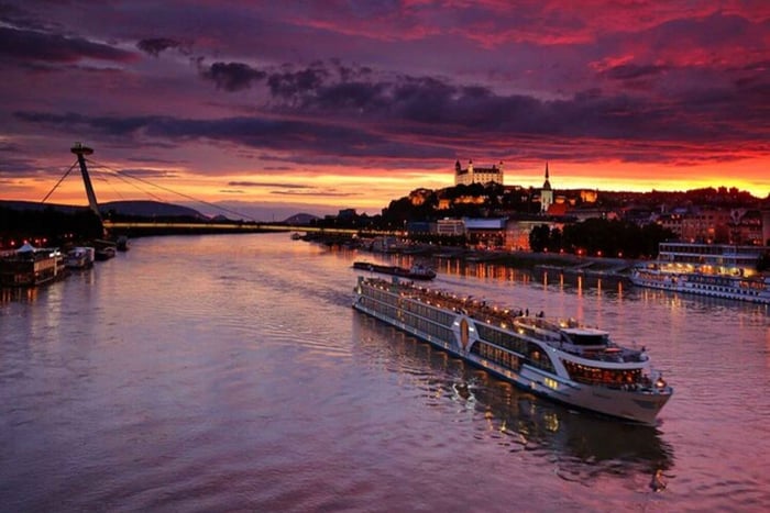 Bratislava: Danube River Cruise with Unlimited Prosecco