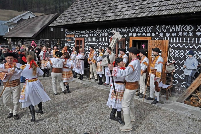 Bratislava (dagstur): Bojnice slott, Čičmany, Aphrodite Spa
