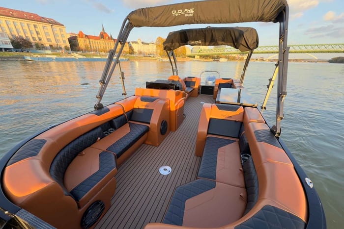 Bratislava: Private Danube River Cruise with Drinks