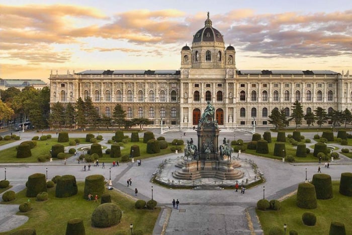 Bratislava: Vienna Guided City Walk & Free Time