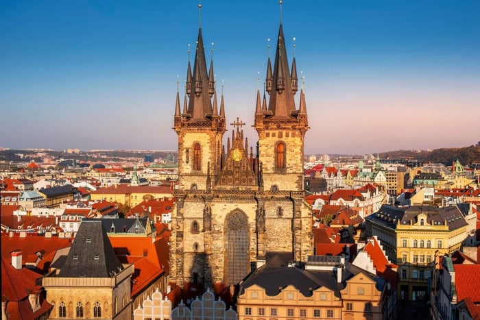 Budapest: Transfer to Prague with 2-Hour Sightseeing Stop