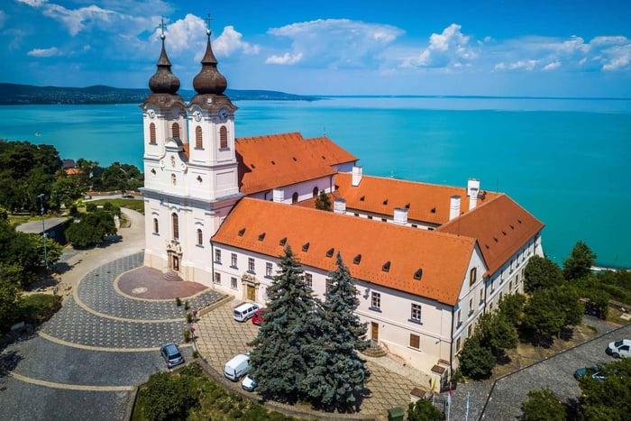 From Budapest: Lake Balaton & Tihany Day Trip with Esztergom