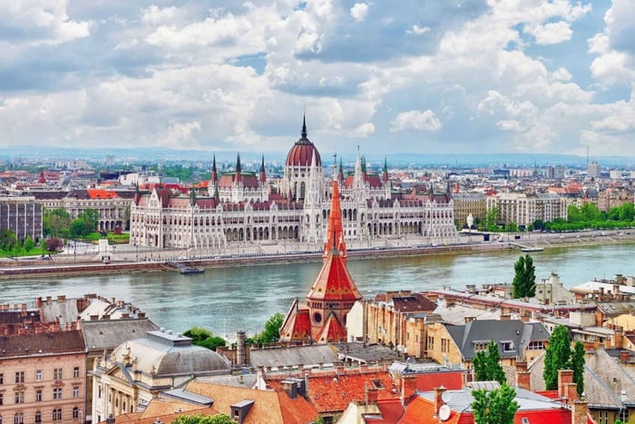 From Vienna: Bratislava and Budapest Guided Day Trip