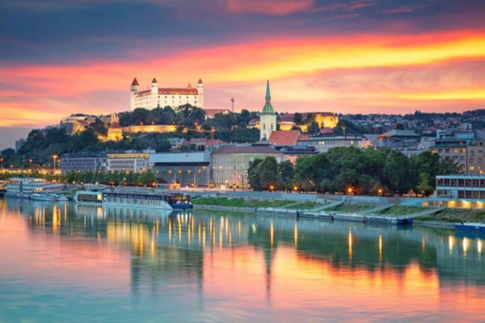 Vienna: Parndorf Designer Outlet & Bratislava Day Trip