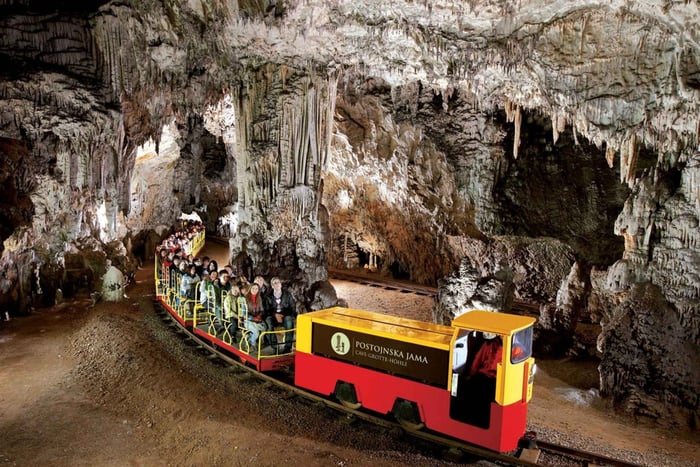 Fra Ljubljana: Postojna-grotten og Predjama-slottet en halv dag