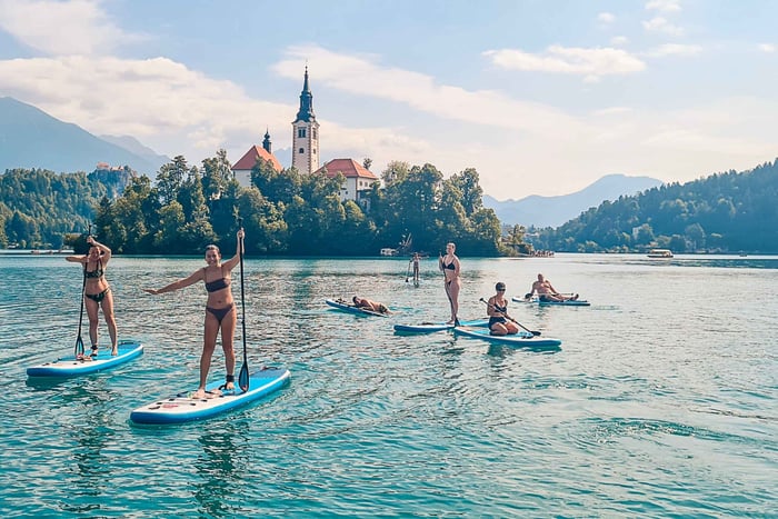 Wycieczka na pokład z wiosłem na stojąco nad jeziorem Bled