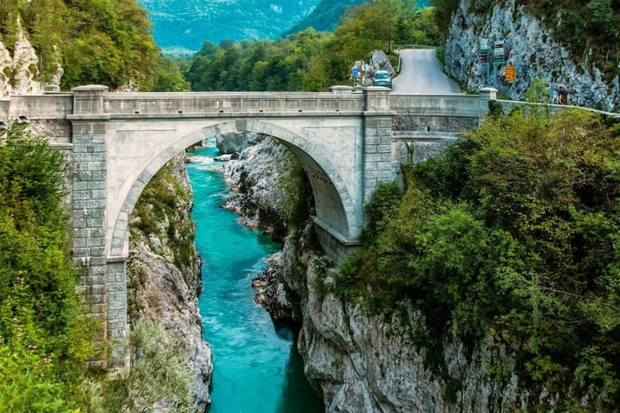 Rio Soca, norte da Eslovênia: passeio entre águas azul-turquesa e sabores da montanha