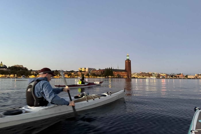 Stockholm bij nacht: winterkajaktocht met gids en droogpak
