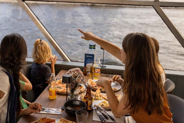 Stockholm: City Cruise with Fresh Pizza