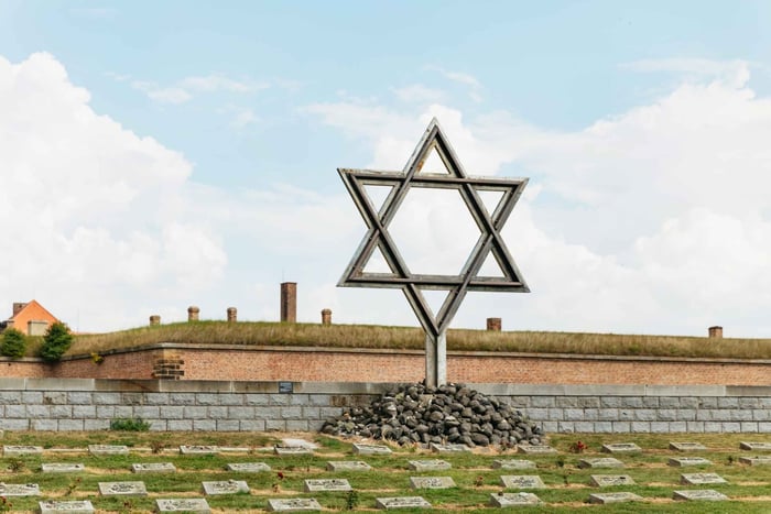 Desde Praga: Visita guiada con audio al campo de concentración de Terezin