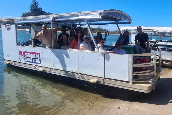 Maroochy River: noleggio di una barca pontone BBQ per 12 persone con servizi igienici