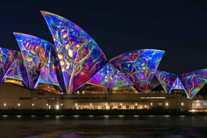 Sydney Harbour: 30 Minute Slow Jet Boat Vivid Cruise