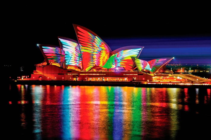 Sydney: cruzeiro íntimo pelo Vivid Harbour com canapés