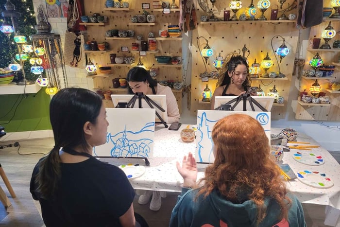 Sidney Paint and Sip Classes - Acrílico, Lienzo y Vino