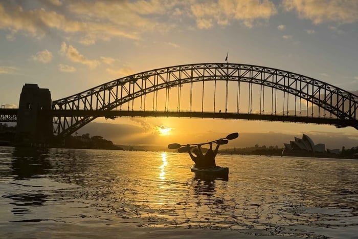 Sydney: Sunrise Kayak Couples Tour with Opera House Views