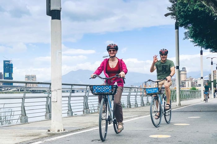 Taipei: 4-Hour Morning City Cycling Tour with Breakfast
