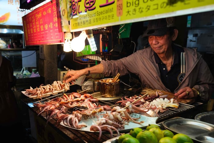 Taipei: Food Tour with Locals & 16+ Flavors (Small Group)