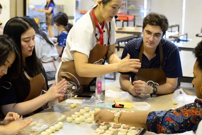 Taipei: Pineapple Cake Workshop & Historical City Tour