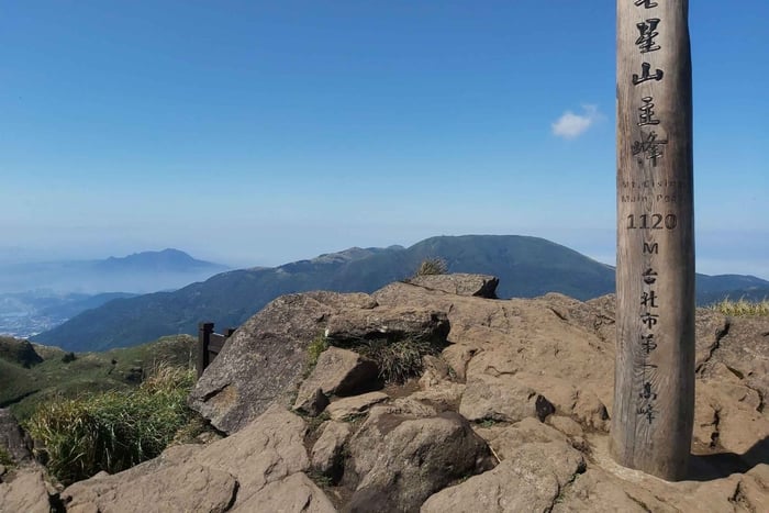Taipei: Yangmingshan National Park Hiking Day Tour