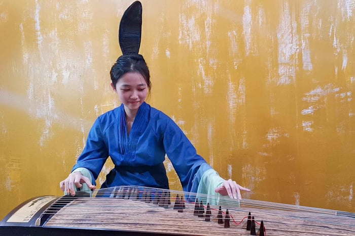 Wear Hanfu and play guzheng