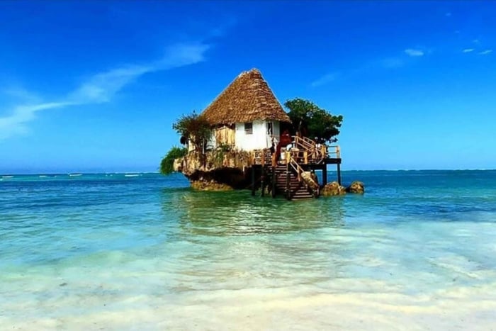 Zanzibar: Jozani Forest, Kuza Cave, Paje Beach en The Rock