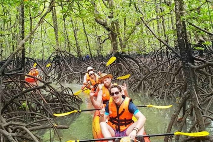 ZANZIBAR: Kajak-tur i mangroveskov med frugter