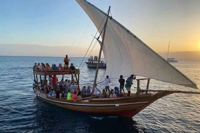 Zanzibar : visite du village de Kiwengwa et croisière en boutre au coucher de soleil à Nungwi