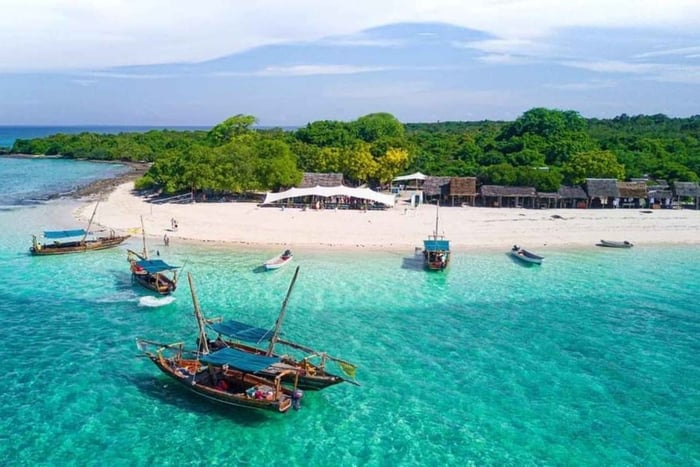 ZANZIBARI: STONE TOWN, SPICE FARM TOUR AND PRISONAL ISLAND.