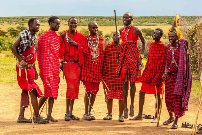 Maasai-kylävierailu ja Chemkan kuumat lähteet sekä lämmin lounas.