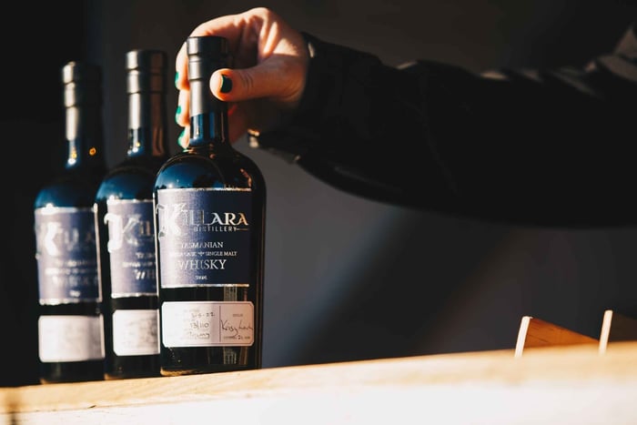 Richmond, Tasmanie : dégustation guidée dans la cave de la distillerie Killara