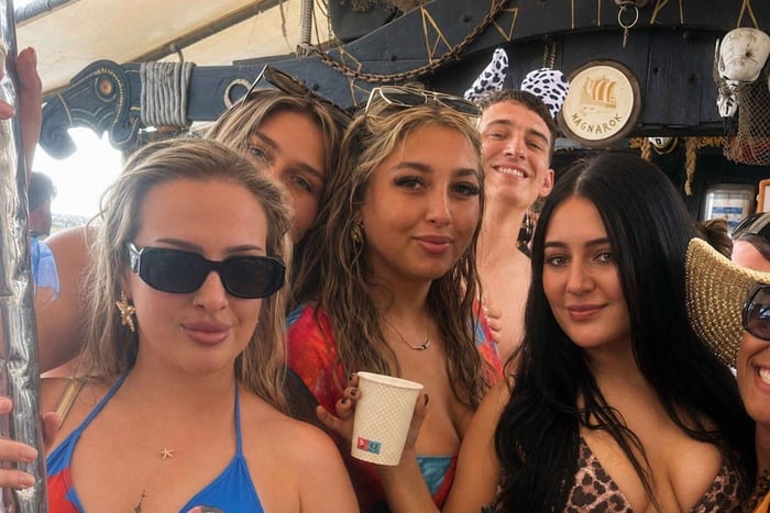 fiesta en el barco con barra libre, DJ y parada para nadar