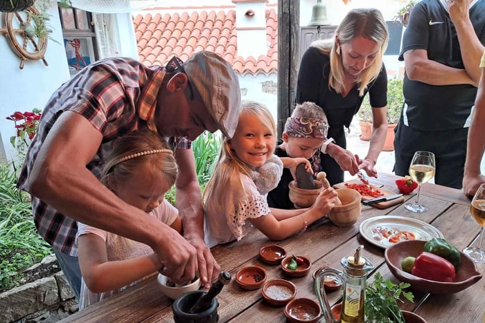 clase de cocina canaria con platos típicos de la isla