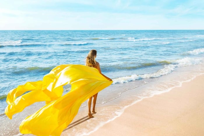 Teneryfa: sesja zdjęciowa na plaży z powiewającą sukienką
