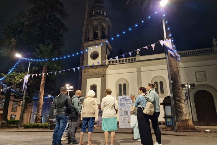 Guided visit and mysteries in San Cristóbal de La Laguna with a sweet treat.