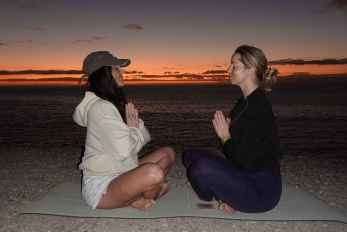 yoga al atardecer junto al mar (solo para mujeres)
