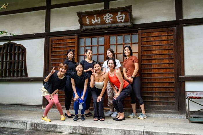 Asakusa, Tóquio: Aula de Yoga no Templo com Chá e Lanches
